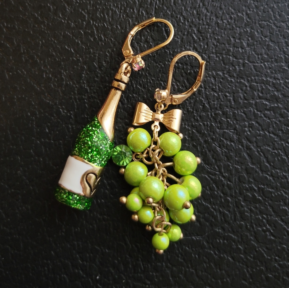 NWOT Betsey Johnson Mismatch Drop Earrings